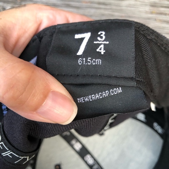 MAISON KITSUNE Black and Red Parisien Cap - Picture 8 of 13